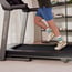 Schwinn SFT 4.1 Klapplaufband mit Bluetooth FTMS, SoftTrak-Dämpfung und elektronischer Steigungseinstellung